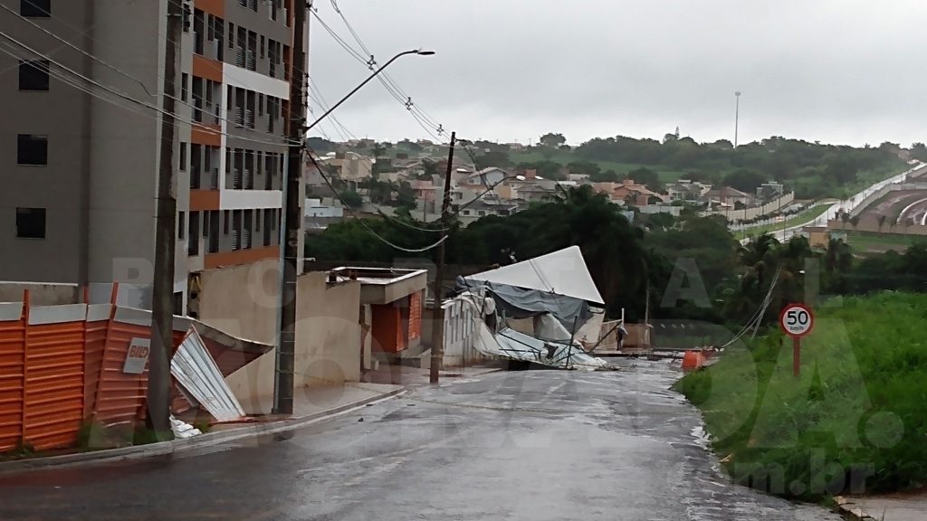 Poste cai após chuva em Araraquara Portal Morada