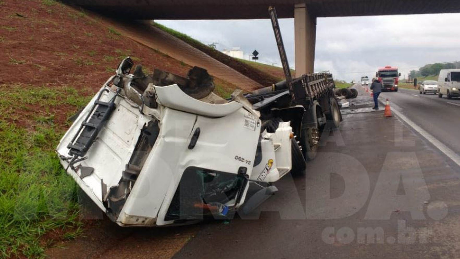 Caminhão fica destruído após acidente na Rodovia Washington Luís