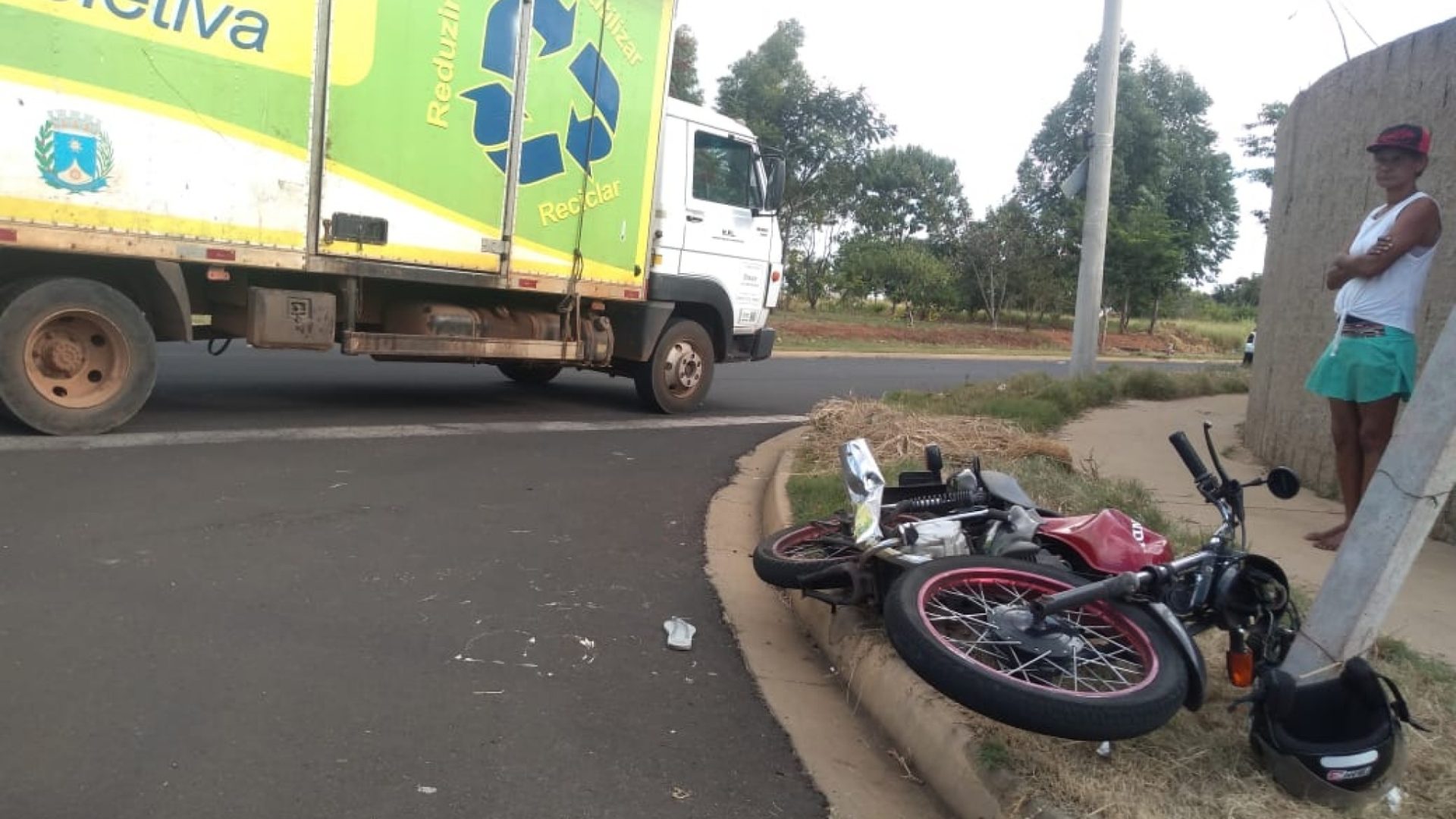 Motociclista fica ferida em acidente caminhão da coleta Portal Morada