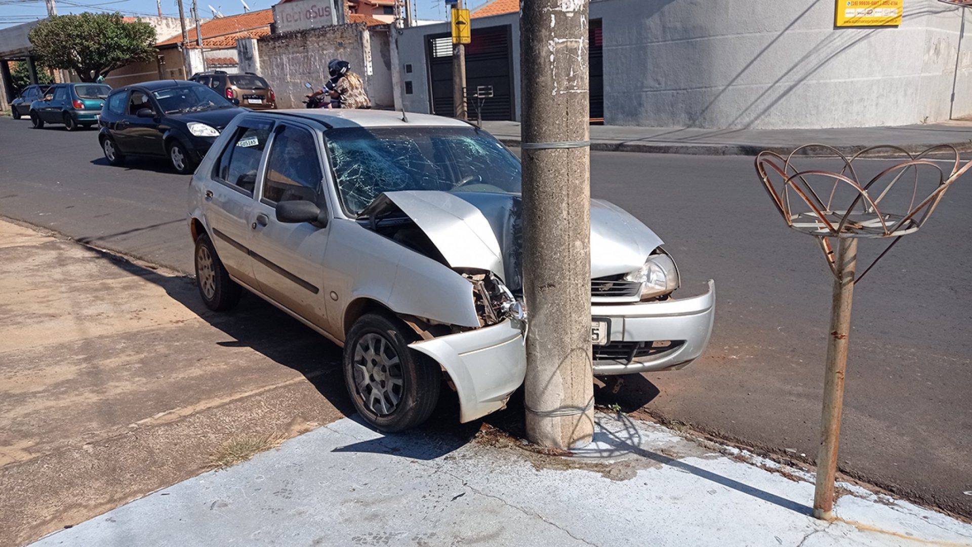 Mulheres ficam feridas após carro bater em poste Portal Morada