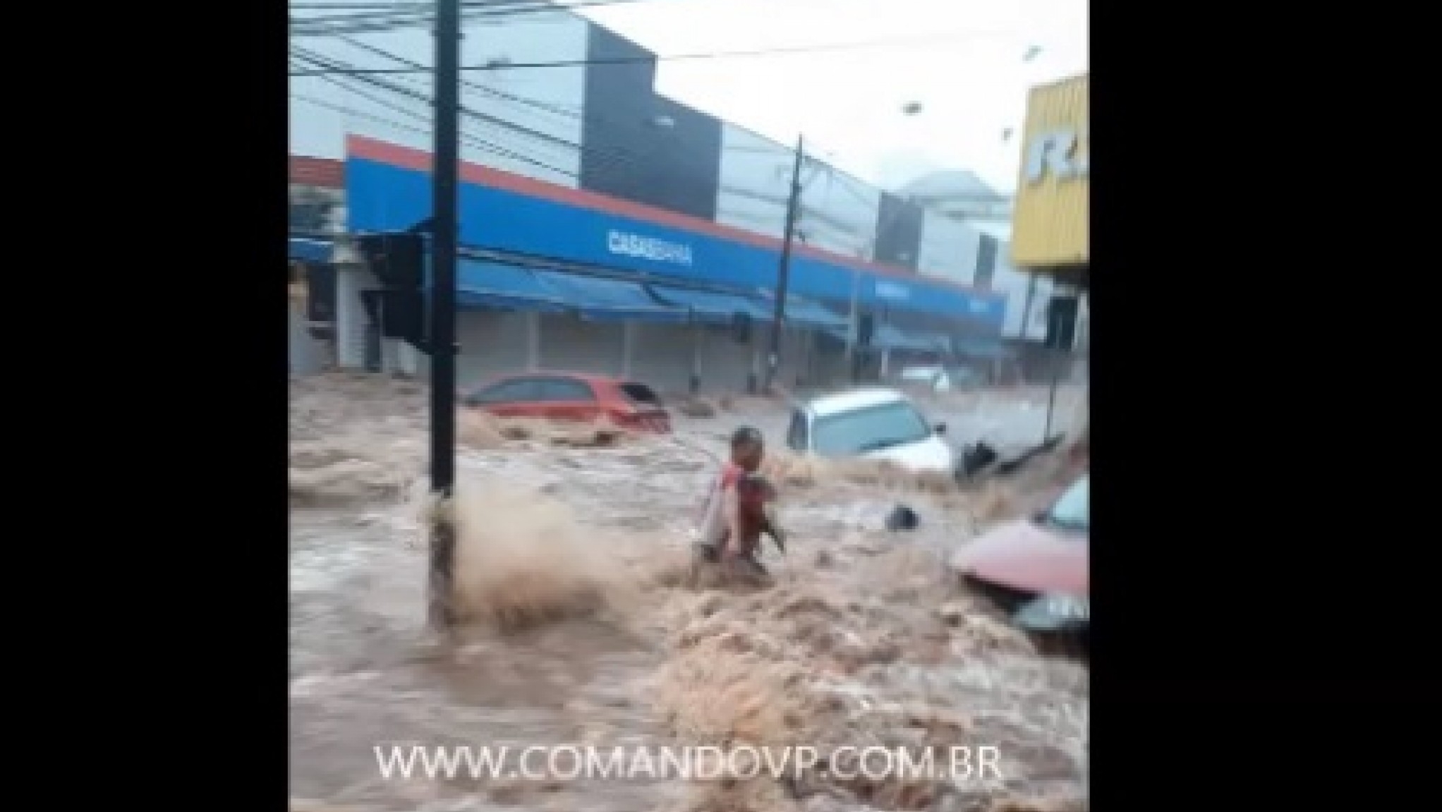 Vídeo mostra pai e filho sendo arrastados pela chuva em São Carlos ...