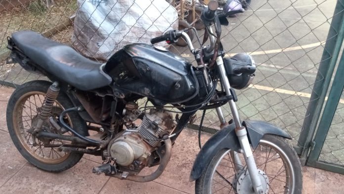 Ao avistar a polícia o jovem abandonou a moto e tentou fugir em meio a uma mata