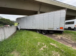 Caminhão perde o freio e colide com mureta na SP-310