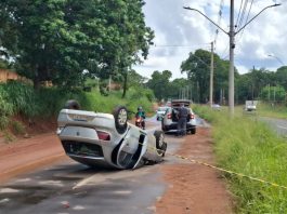 Carro capota na Avenida Manoel de Abreu