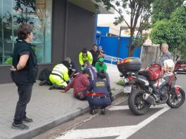 Colisão entre motos deixa três pessoas feridas no centro de São Carlos